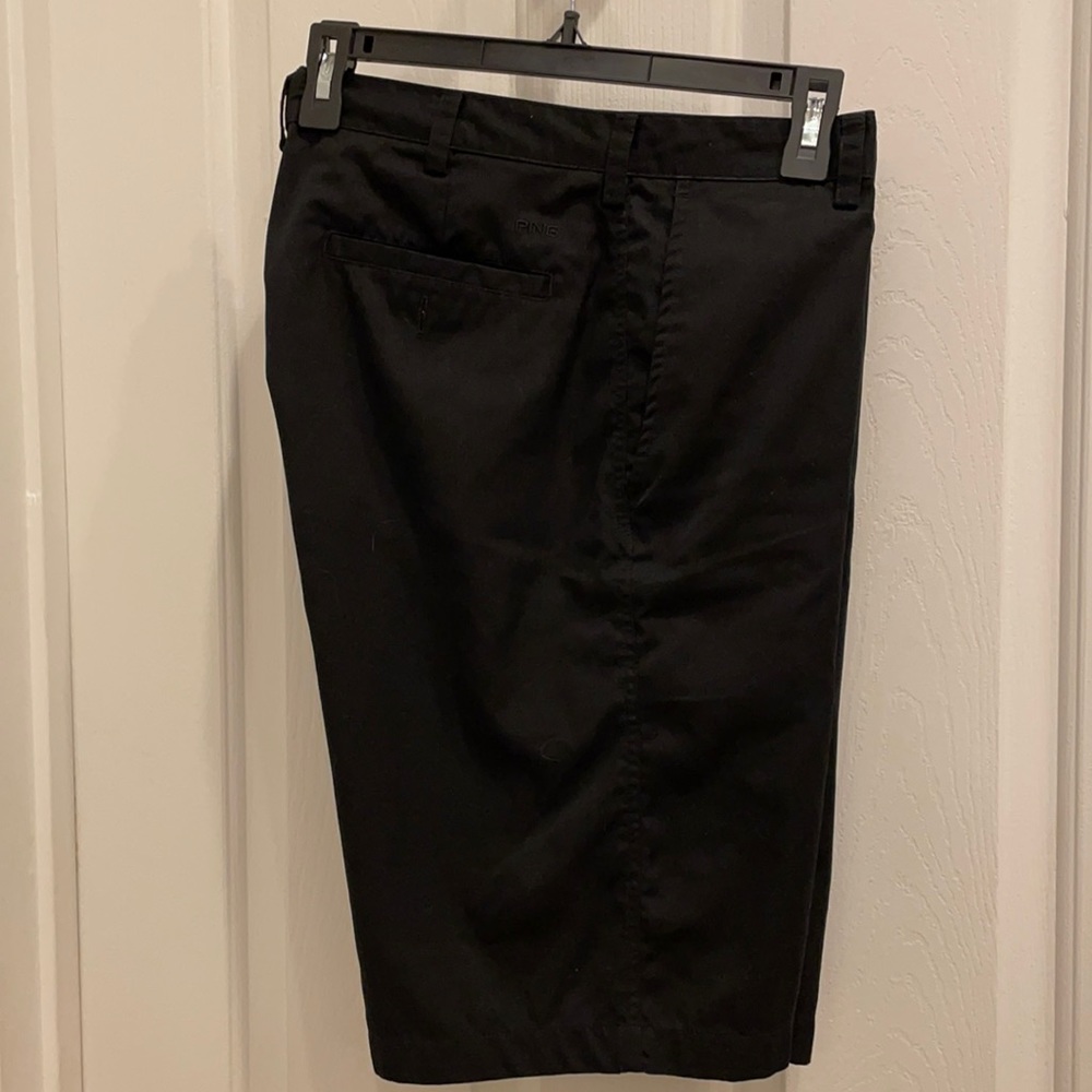 Ping golf shorts in black. Size 34